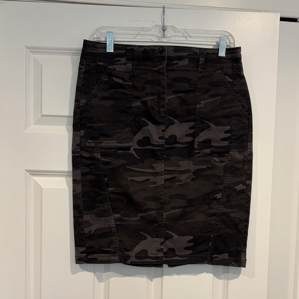 LOFT Black and Gray Camouflage Pencil Skirt